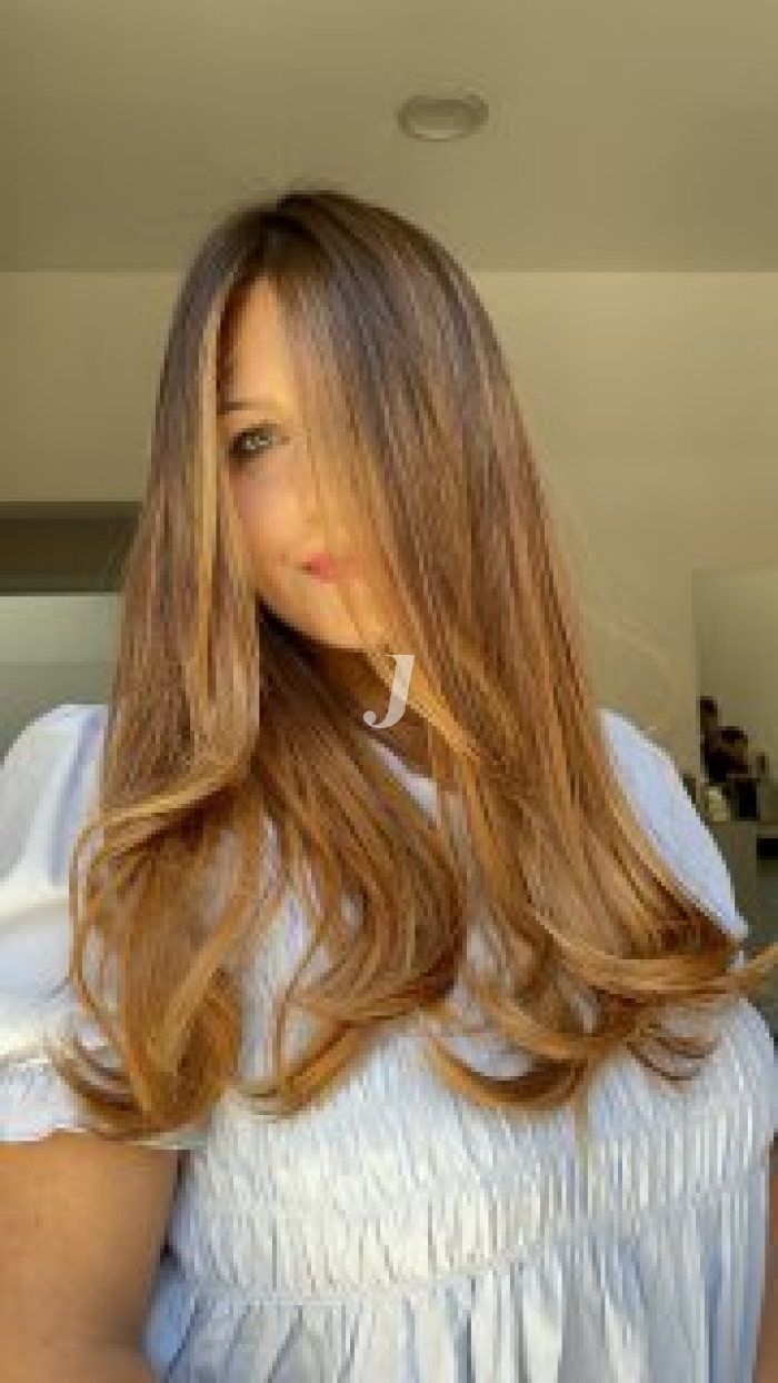 Foto di donna con capelli lunghi ramato medio