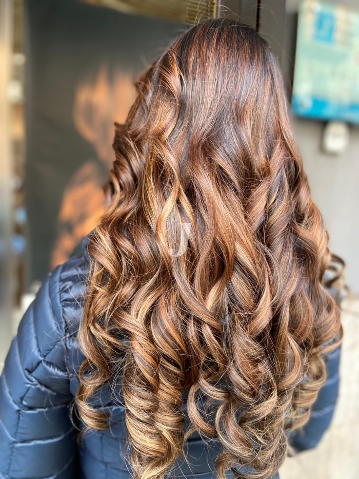 Foto di donna con capelli lunghi ramato medio