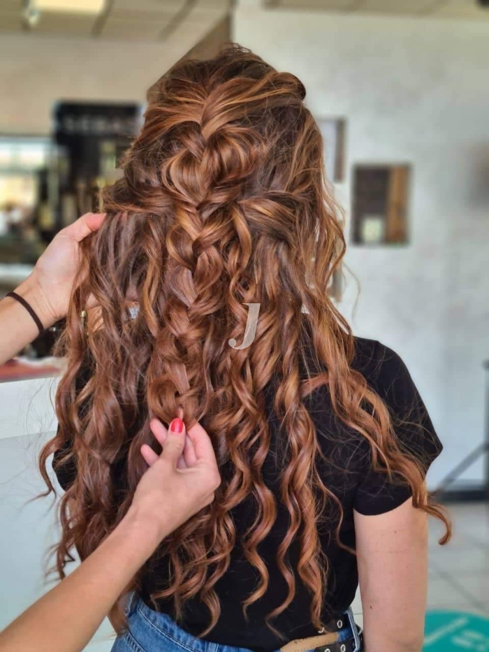 Foto di donna con capelli lunghi ramato medio