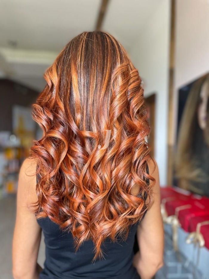 Foto di donna con capelli lunghi ramato medio