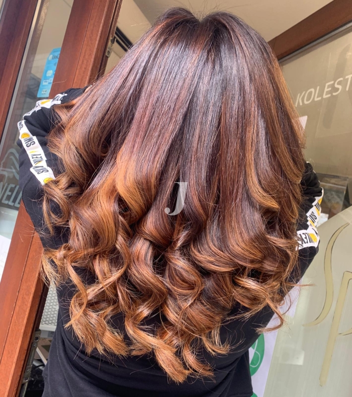 Foto di donna con capelli lunghi ramato medio