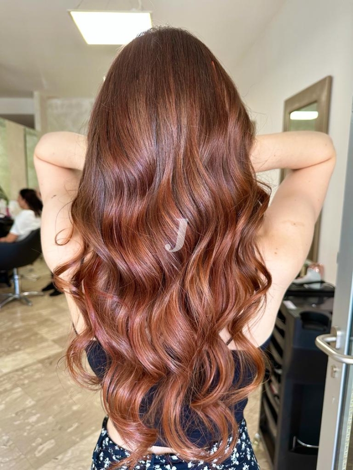 Foto di donna con capelli lunghi ramato medio