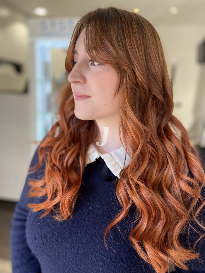 Foto di donna con capelli lunghi ramato medio