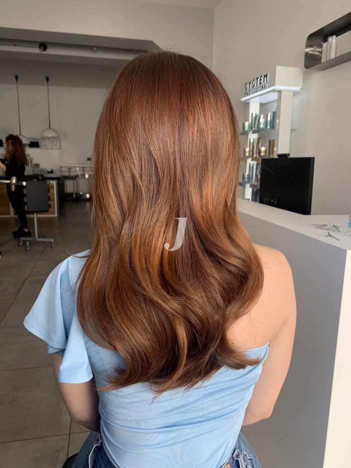 Foto di donna con capelli lunghi ramato medio