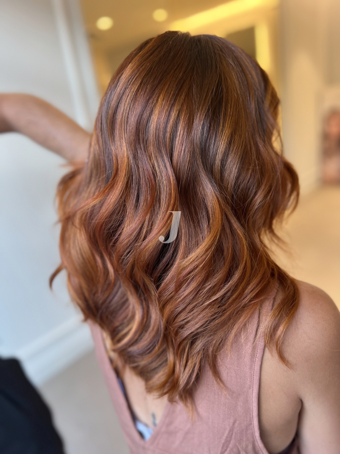 Foto di donna con capelli lunghi ramato medio