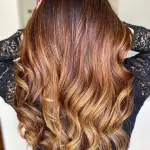 Foto di donna con capelli lunghi ramato medio