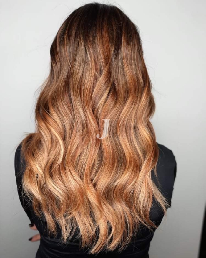 Foto di donna con capelli lunghi ramato medio