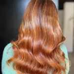 Foto di donna con capelli lunghi ramato medio