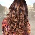 Foto di donna con capelli lunghi ramato medio