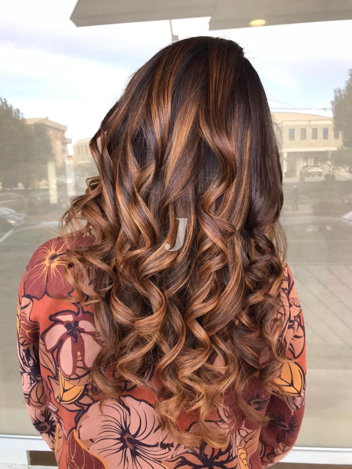 Foto di donna con capelli lunghi ramato medio