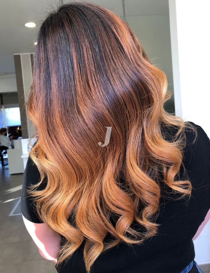 Foto di donna con capelli lunghi ramato medio