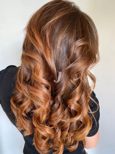 Foto di donna con capelli lunghi ramato medio