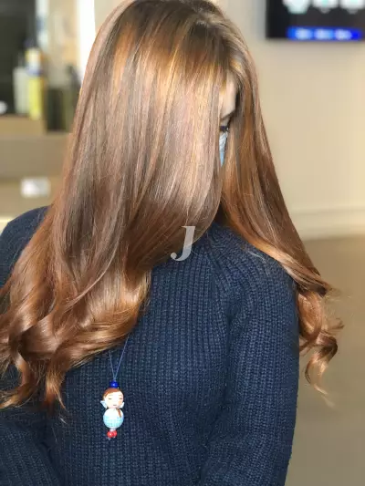 Foto di donna con capelli lunghi ramato medio