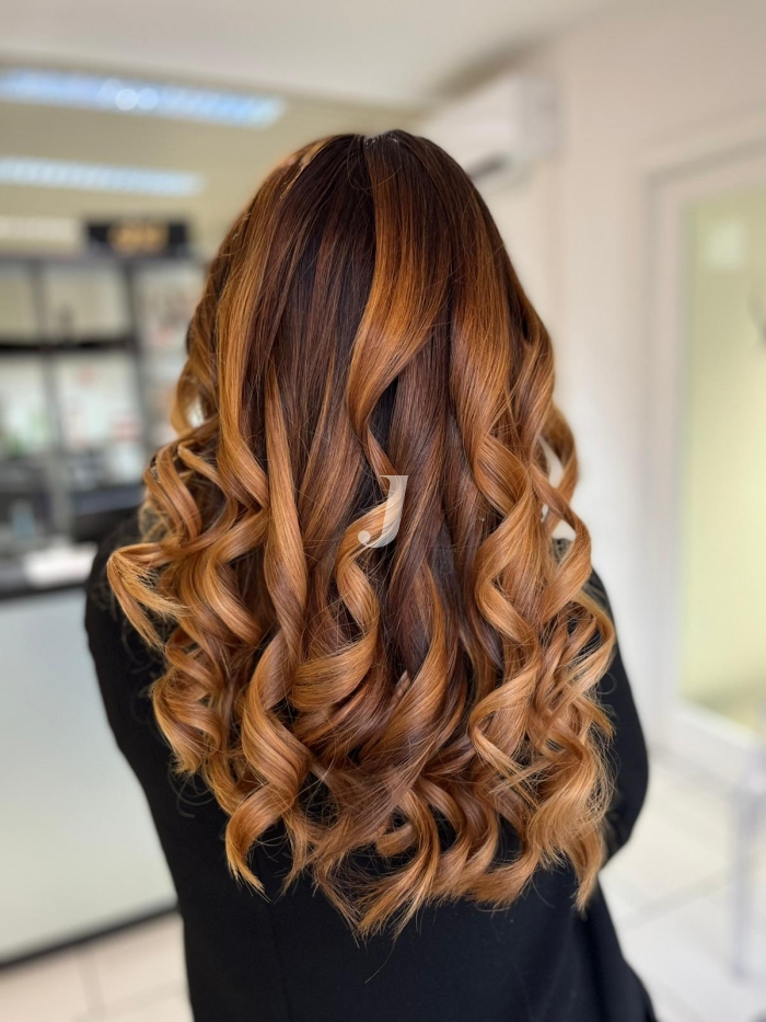 Foto di donna con capelli lunghi ramato medio