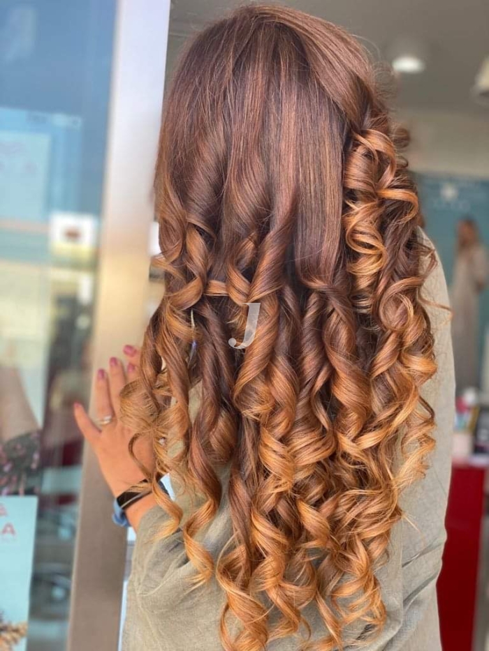 Foto di donna con capelli lunghi ramato medio