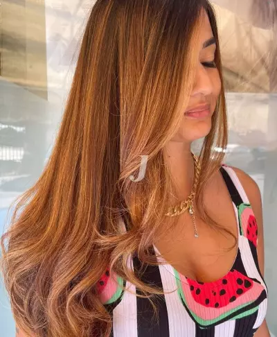 Foto di donna con capelli lunghi ramato medio