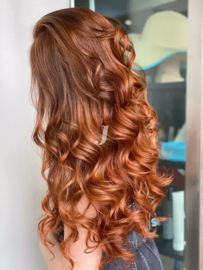 Foto di donna con capelli lunghi ramato medio