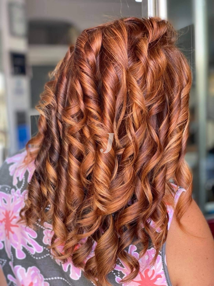 Foto di donna con capelli lunghi ramato medio