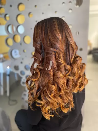 Foto di donna con capelli lunghi ramato medio