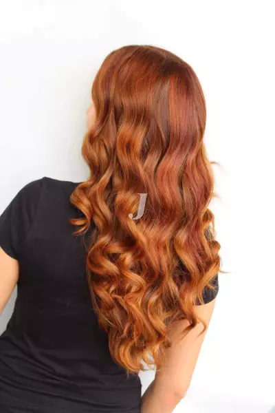 Foto di donna con capelli lunghi ramato medio