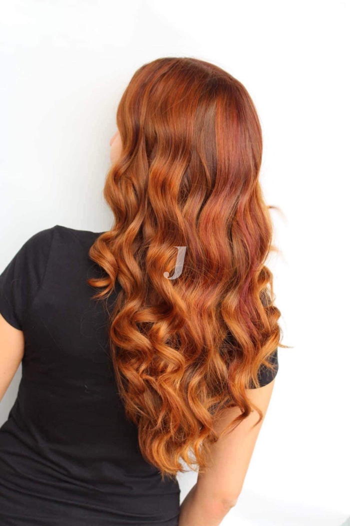 Foto di donna con capelli lunghi ramato medio