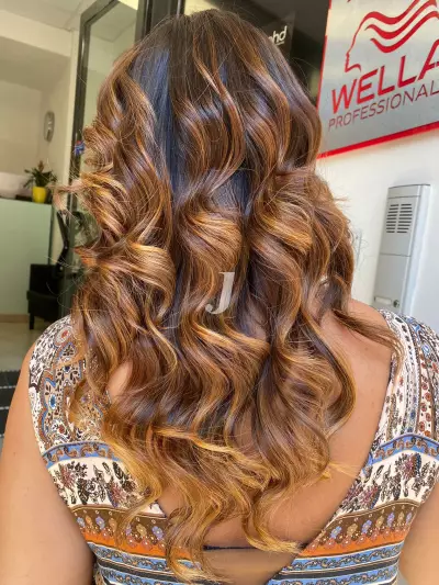 Foto di donna con capelli lunghi ramato medio