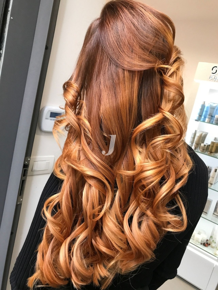 Foto di donna con capelli lunghi ramato medio