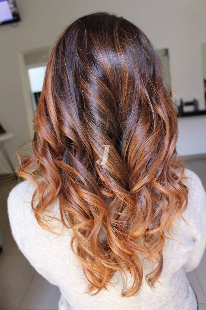 Foto di donna con capelli lunghi ramato medio