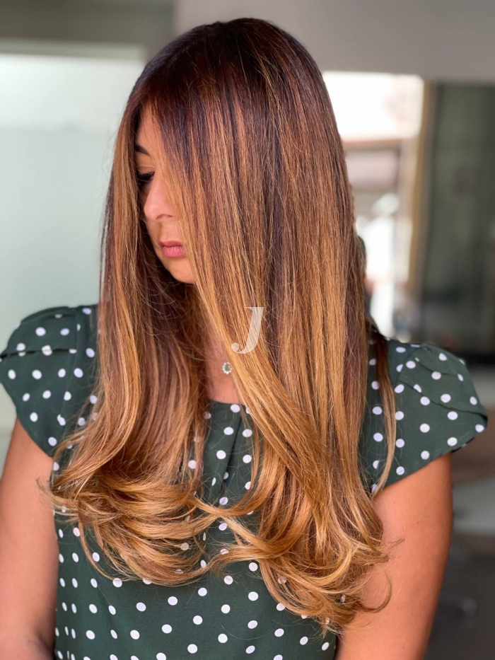 Foto di donna con capelli lunghi ramato medio