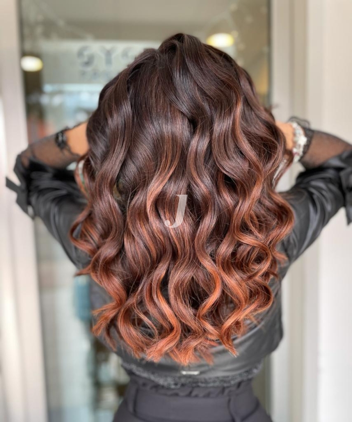 Foto di donna con capelli lunghi ramato medio