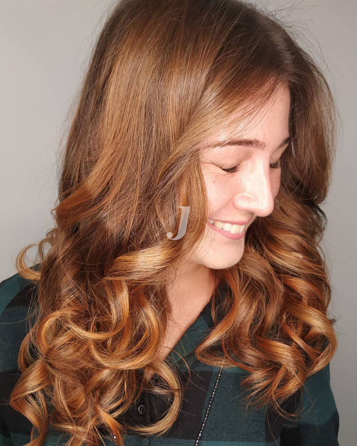 Foto di donna con capelli lunghi ramato medio