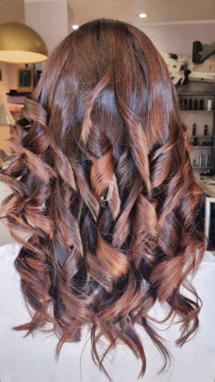 Foto di donna con capelli lunghi ramato scuro