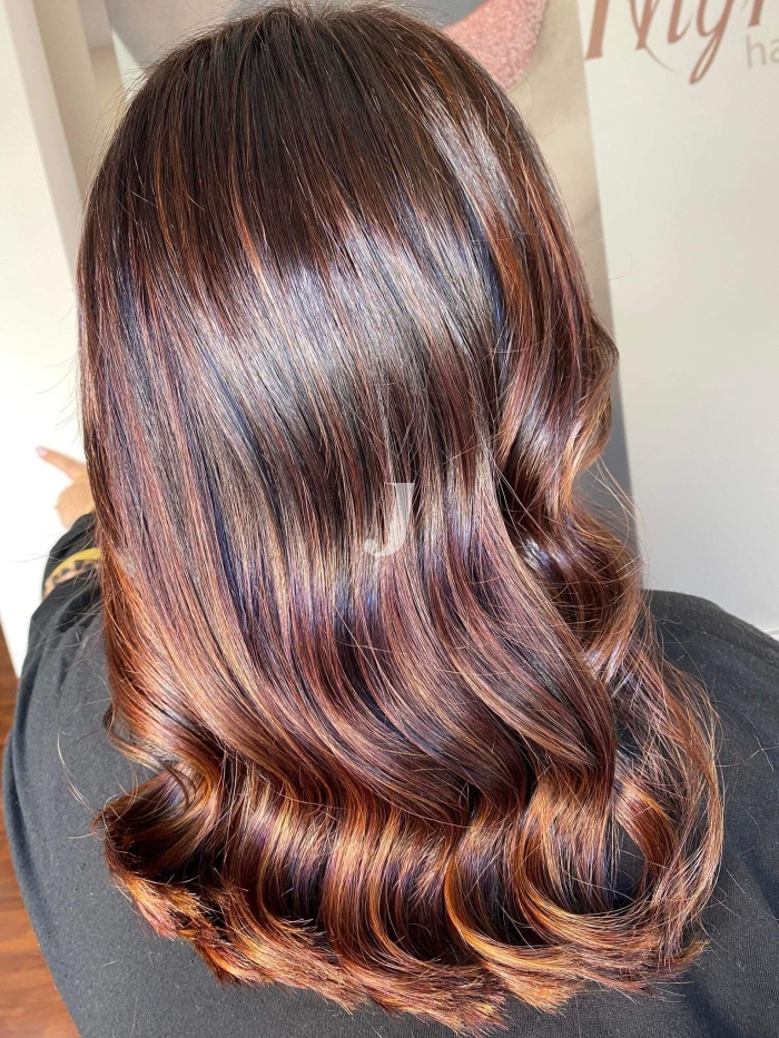 Foto di donna con capelli lunghi ramato scuro