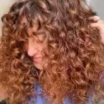 Foto di donna con capelli lunghi ramato scuro