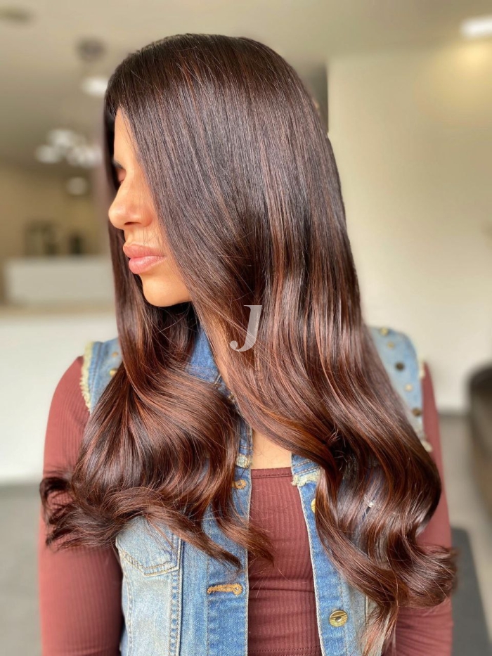 Foto di donna con capelli lunghi ramato scuro