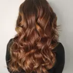 Foto di donna con capelli lunghi ramato scuro