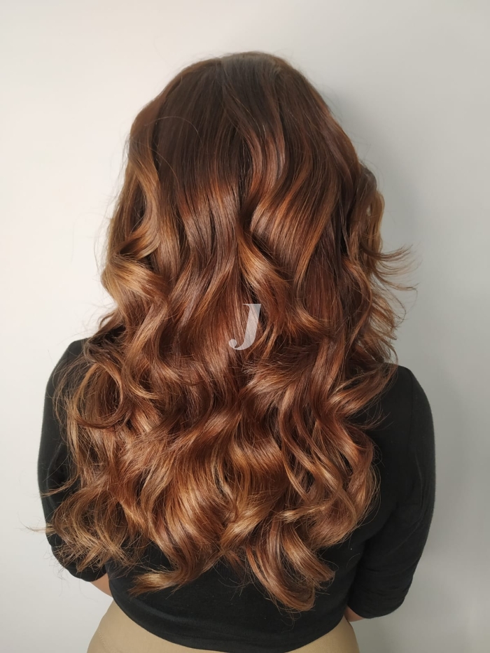 Foto di donna con capelli lunghi ramato scuro