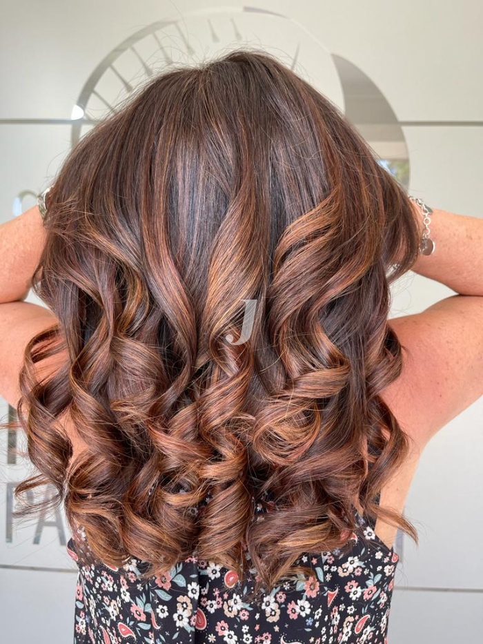 Foto di donna con capelli lunghi ramato scuro