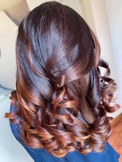 Foto di donna con capelli lunghi ramato scuro