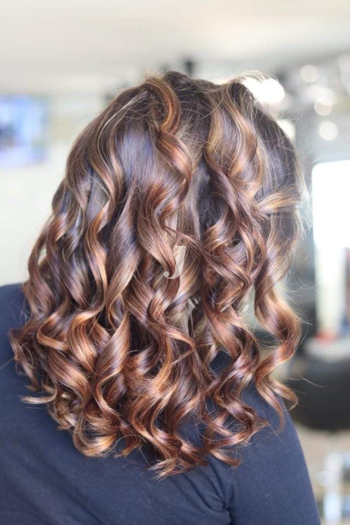 Foto di donna con capelli lunghi ramato scuro