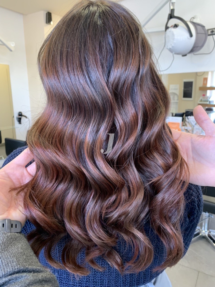 Foto di donna con capelli lunghi ramato scuro