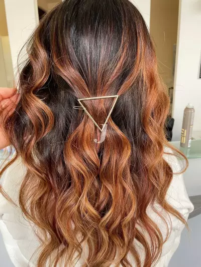 Foto di donna con capelli lunghi ramato scuro