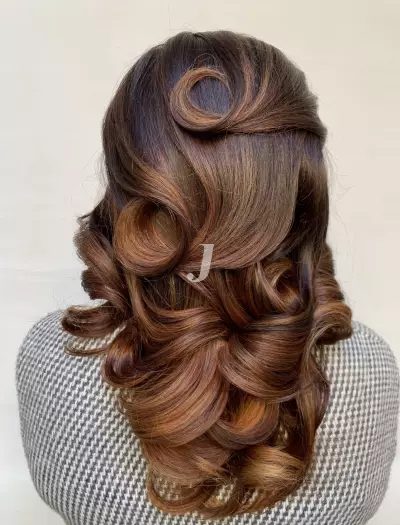 Foto di donna con capelli lunghi ramato scuro