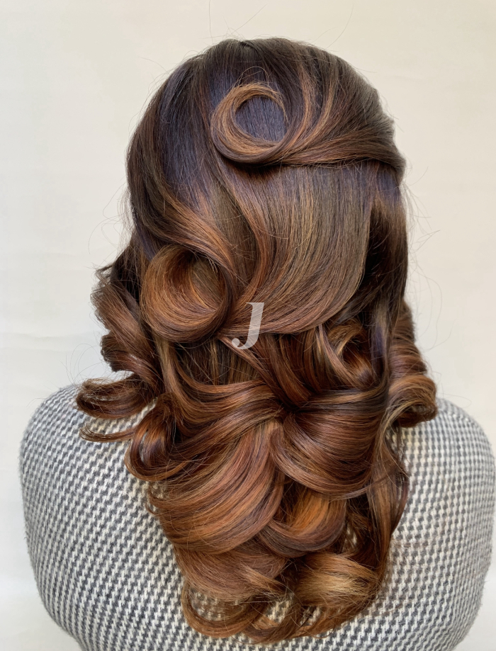 Foto di donna con capelli lunghi ramato scuro