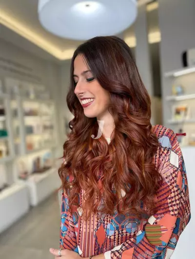 Foto di donna con capelli lunghi ramato scuro