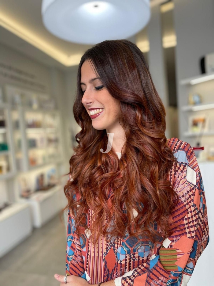 Foto di donna con capelli lunghi ramato scuro