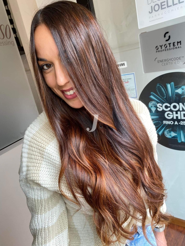 Foto di donna con capelli lunghi ramato scuro