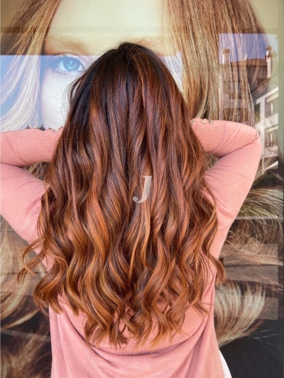 Foto di donna con capelli lunghi ramato scuro