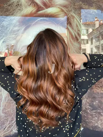 Foto di donna con capelli lunghi ramato scuro