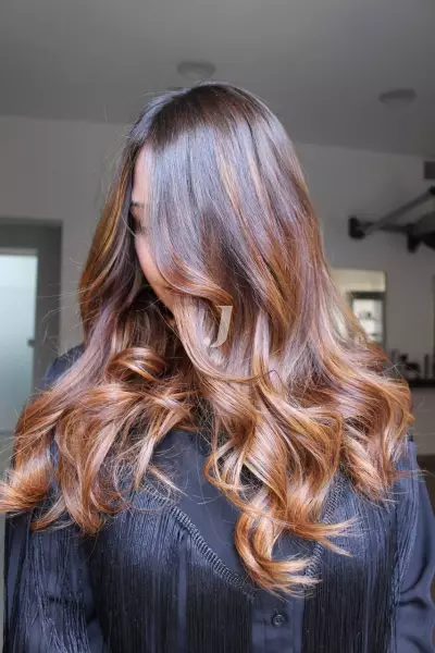 Foto di donna con capelli lunghi ramato scuro